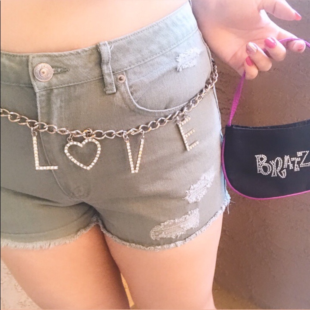 super cute y2k bejeweled ‘love’ chain belt
